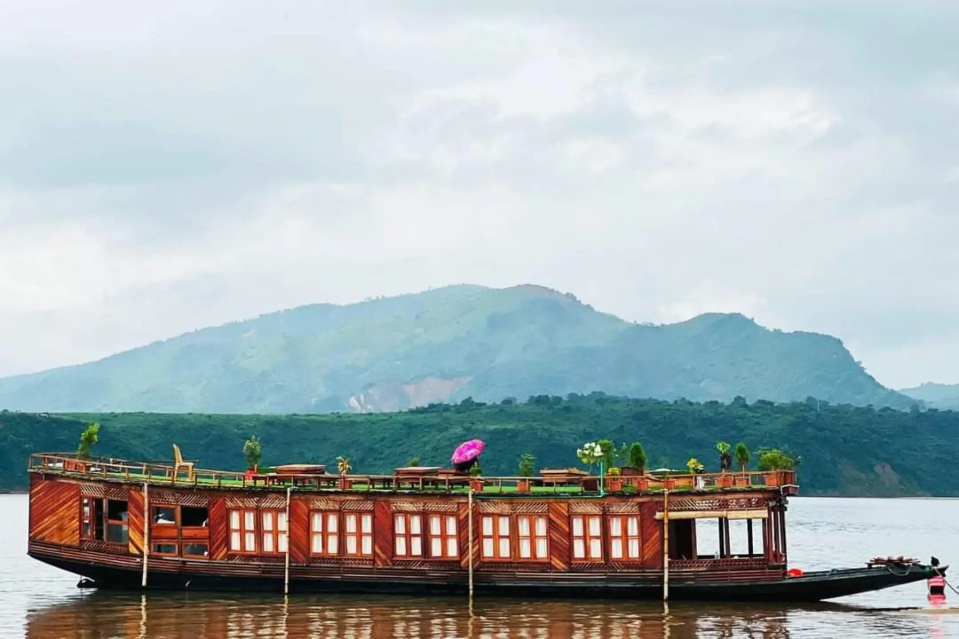 Hijol House Boat